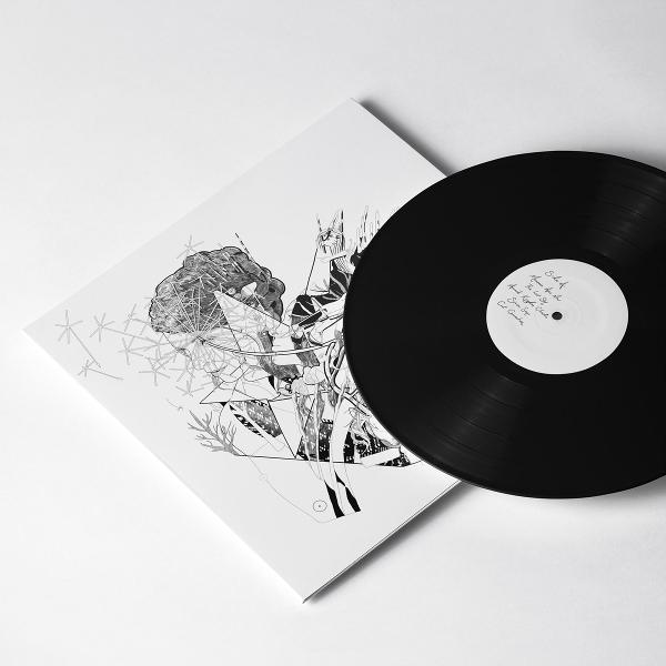 Eine Schallplatte und ihr Albumcover liegen auf einer weißen Oberfläche. Die Schallplatte ist schwarz mit weißem Mittellabel. Das Cover hat eine Graustufen-Illustration.