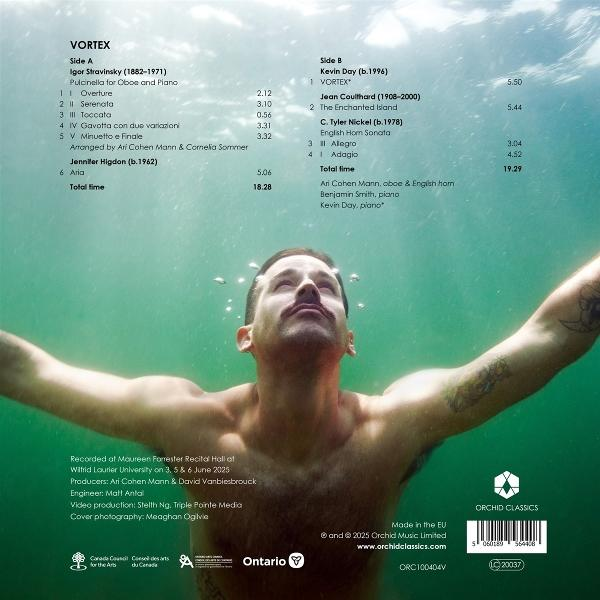 Mann unter Wasser, Arme ausgestreckt, nach oben blickend. Albumcover mit Text über Musik und Künstler.