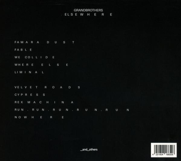 Schwarzes Albumcover mit weißem Text, der Songtitel und Künstlerinformationen auflistet. Barcode und Bandname oben.