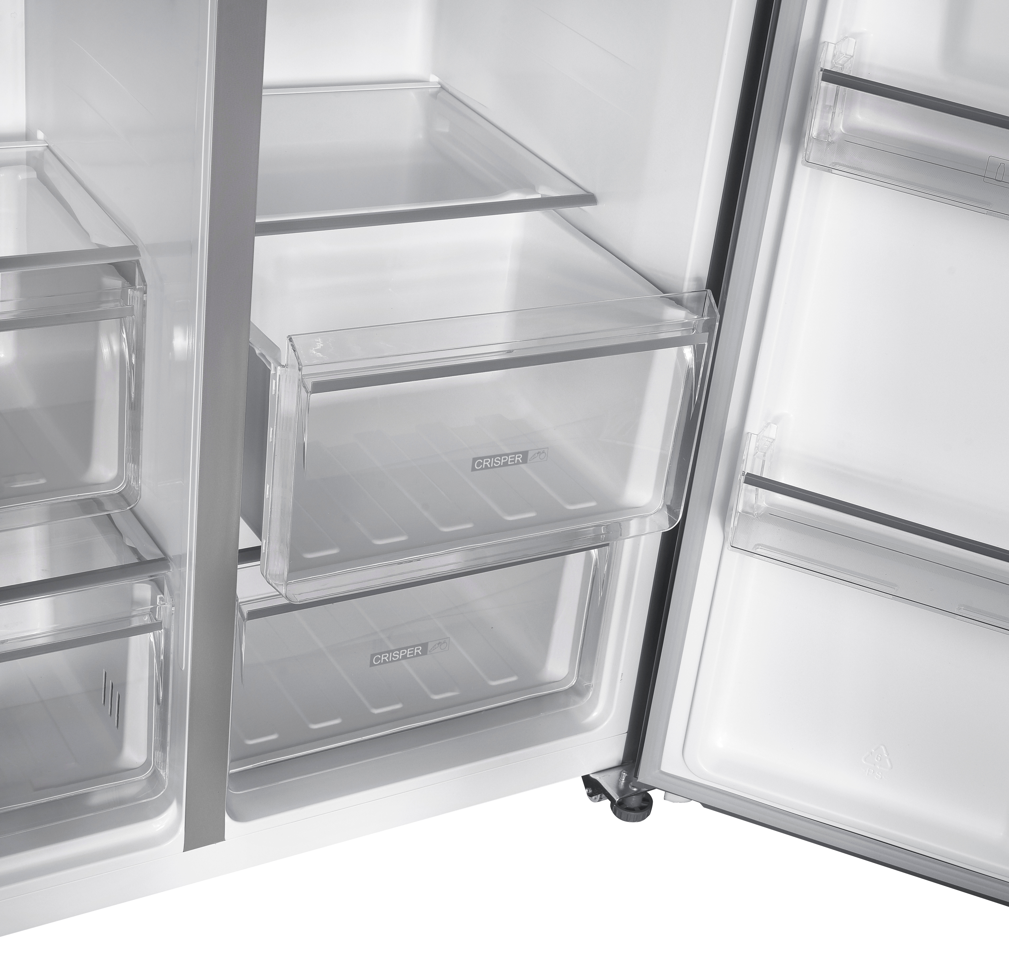 In einem Kühlschrank mit Regalen und transparenten Crisper-Schubladen. Die Tür ist offen.