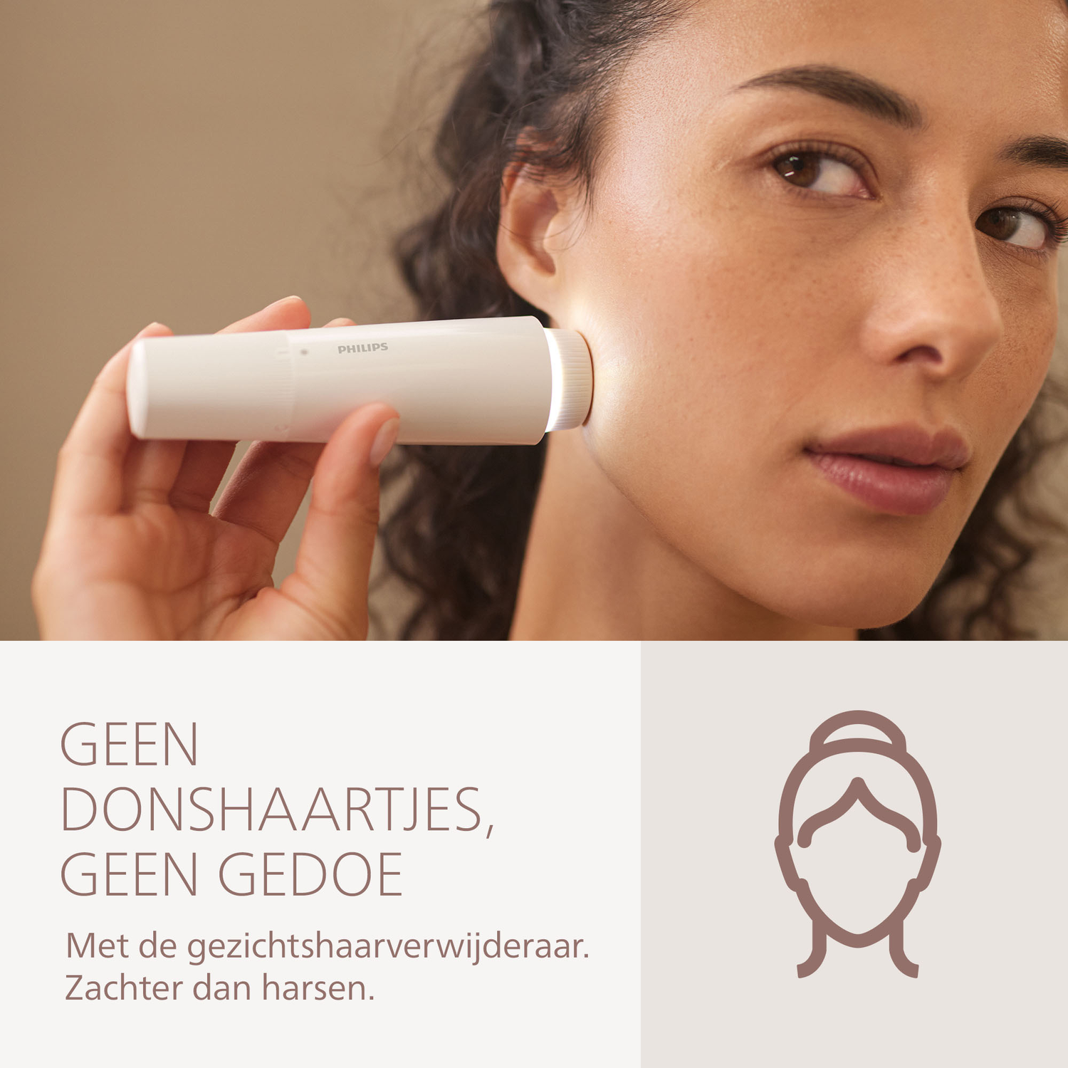 Een vrouw gebruikt een witte Philips gezichtshaarverwijderaar. Het apparaat zit op haar wang. Tekst zegt: 'geen gezichtshaar, geen gedoe'.