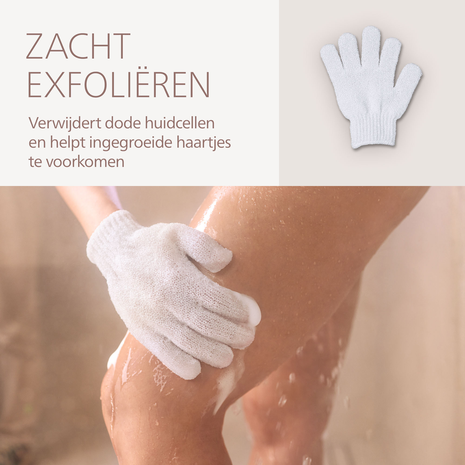 Een persoon gebruikt een witte scrubhandschoen op hun been onder de douche. De handschoen verwijdert dode huidcellen.