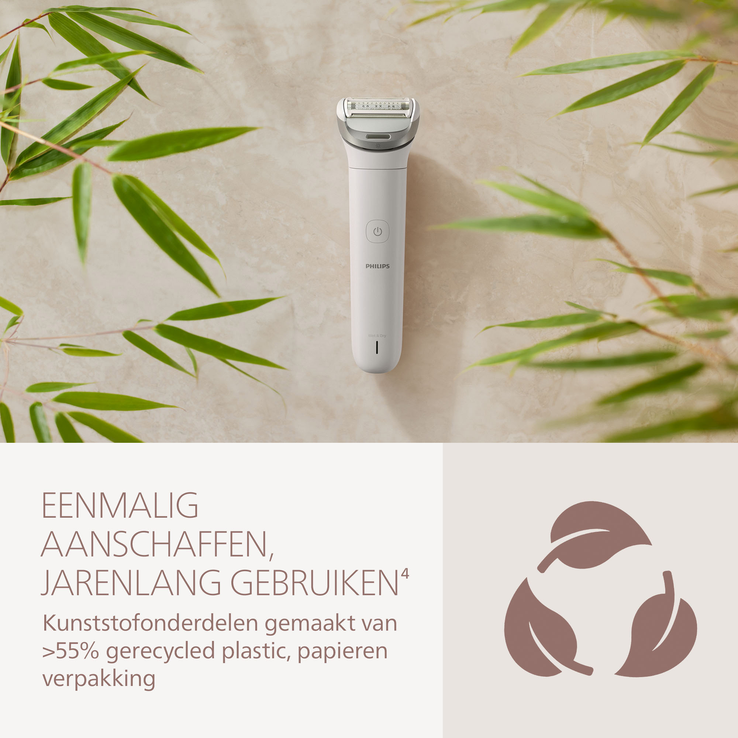 Een witte Philips epilator staat centraal, omringd door groene bamboebladeren. De achtergrond is een licht, getextureerd oppervlak.