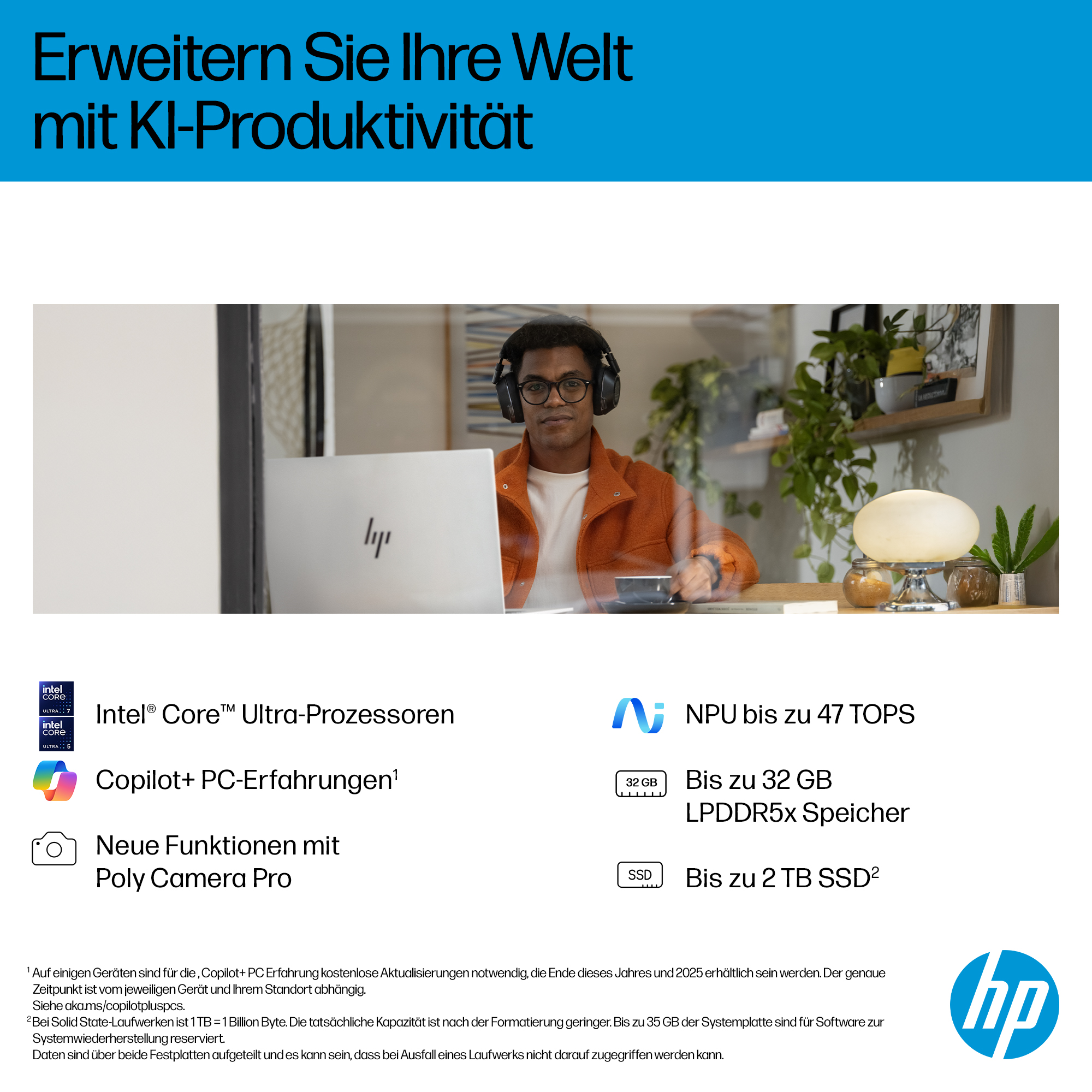 Ein Mann mit Brille und Kopfhörern arbeitet an einem Laptop. Der Hintergrund umfasst Pflanzen, eine Lampe und Text.