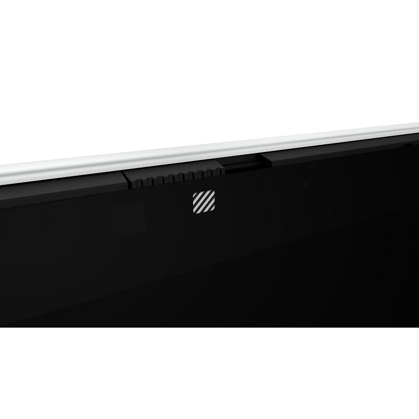 Zbliżenie czarnego, prostokątnego obiektu ze srebrną obwódką. Widoczny jest biały, kątowy wzór na powierzchni, wraz z innymi detalami.