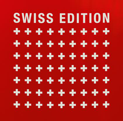 Roter Hintergrund mit weißen Schweizer Kreuzen in einem Rastermuster. Die Worte „SWISS EDITION“ stehen oben.