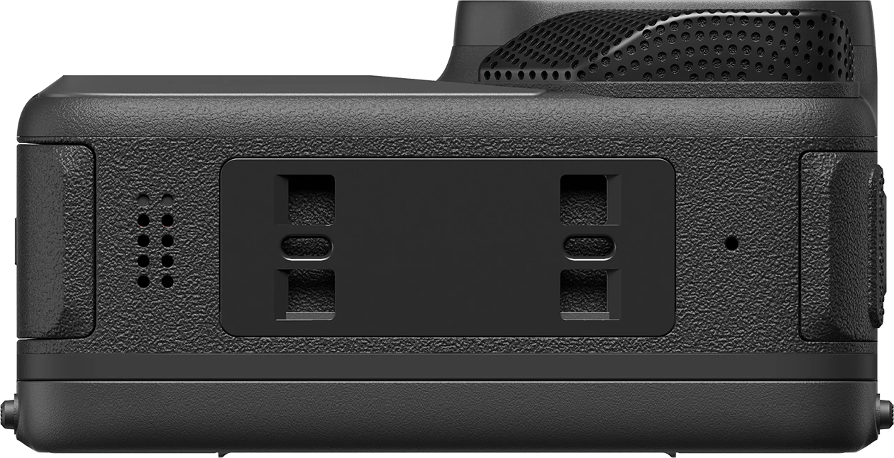 Schwarze Action-Kamera-Seitenansicht. Merkmale sind ein strukturiertes Gehäuse, verschiedene Anschlüsse, ein Lautsprechergitter und eine kleine Taste.