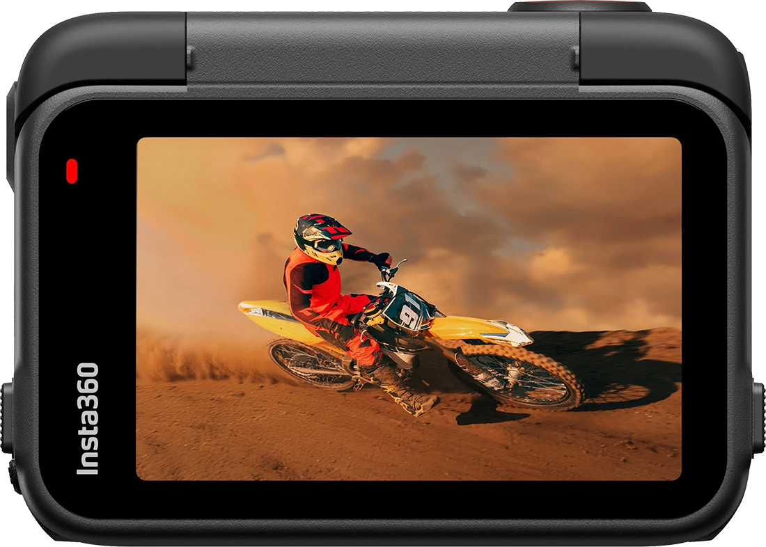 Ein Motocross-Fahrer auf einem gelben Motorrad wirbelt Staub auf. Der Himmel ist orange und der Kamerarahmen ist schwarz mit Insta360 an der Seite.