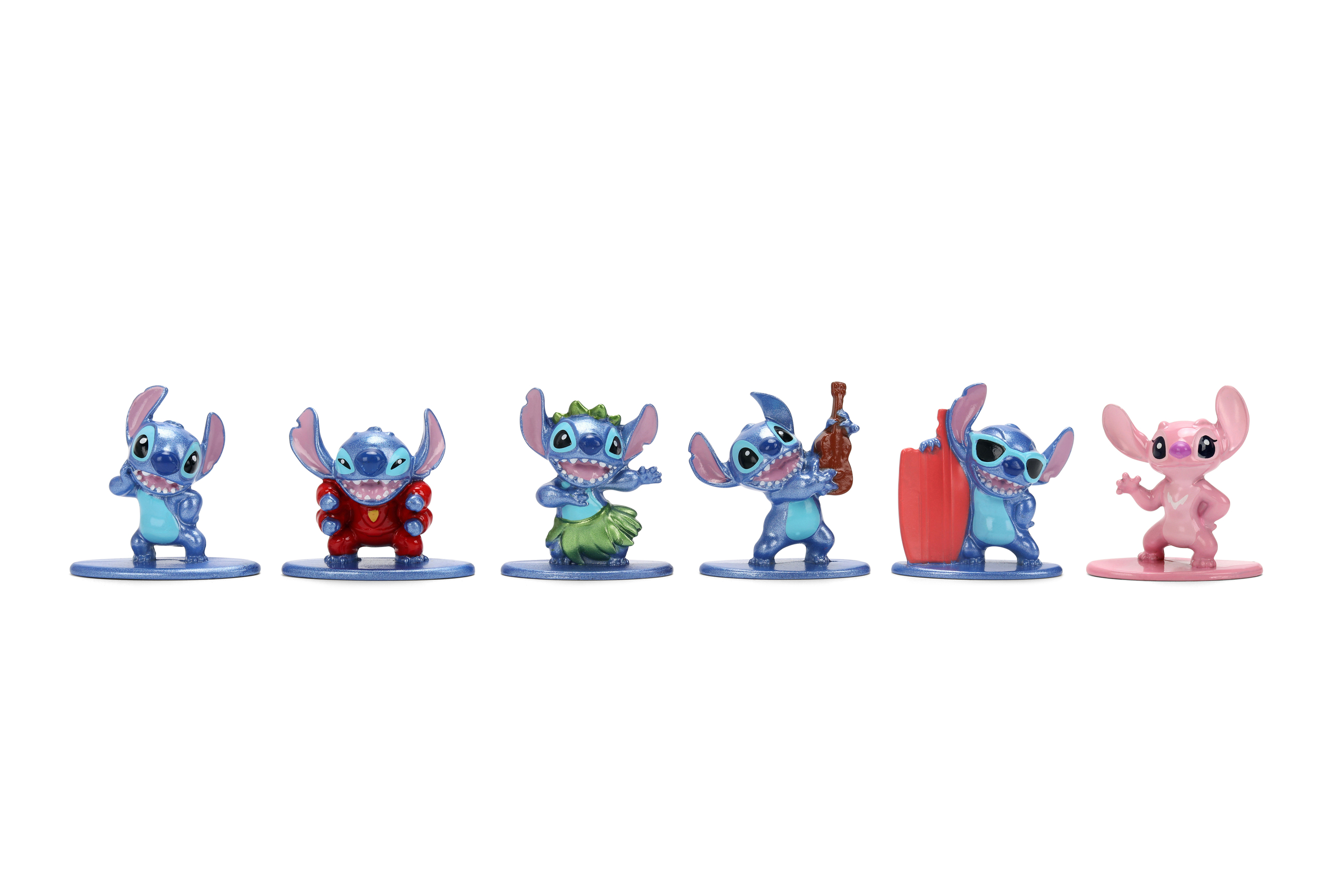 Sechs Stitch-Figuren. Sie sind blau, rot und rosa, jede mit einzigartigen Outfits und Posen, vor weißem Hintergrund.