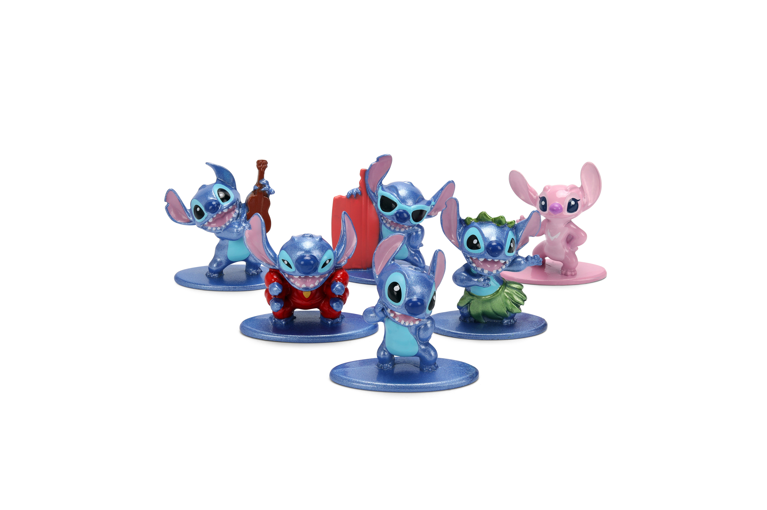 Mehrere Stitch-Figuren in verschiedenen Posen. Einer hält eine Ukulele, ein anderer trägt einen roten Anzug, und eine rosa Figur steht.