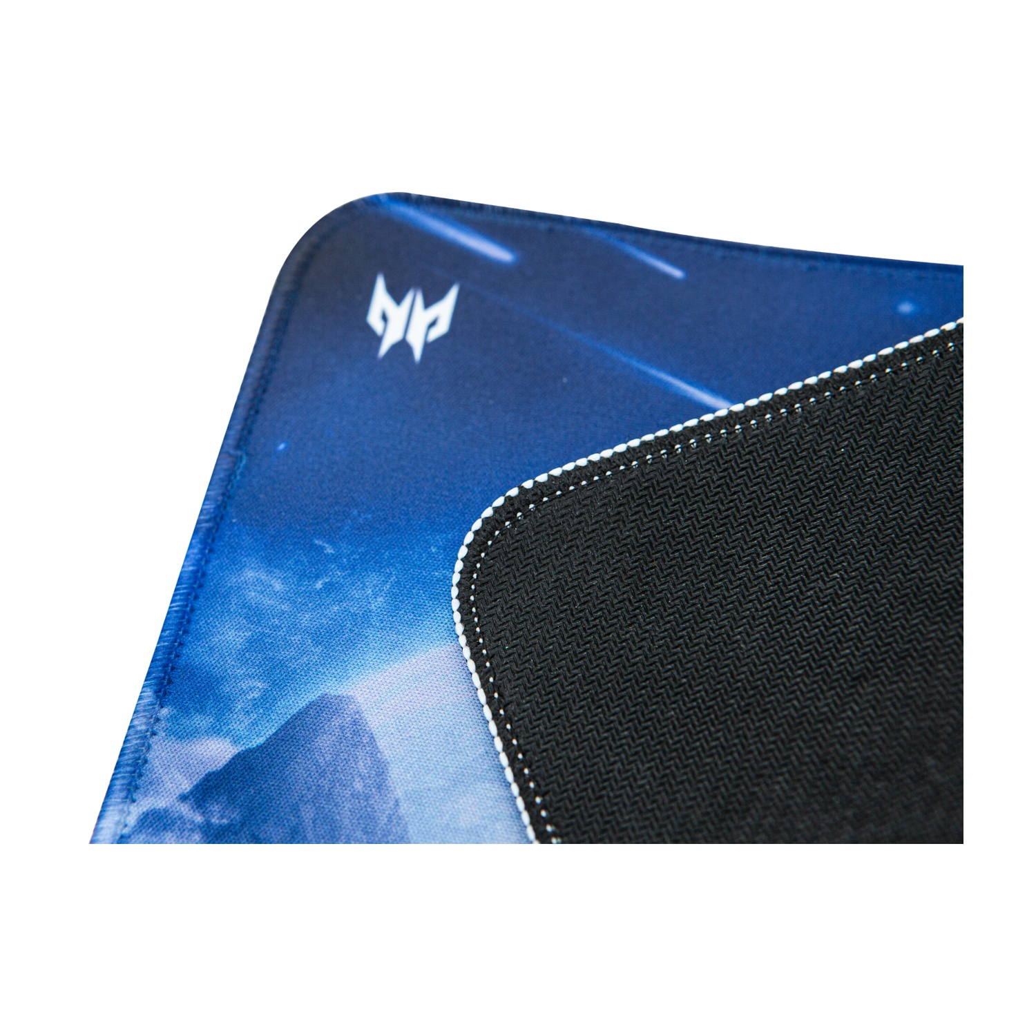 Primo piano di un tappetino per mouse da gioco blu e nero. Il tappetino ha un fondo nero strutturato e una parte superiore blu con una scena di montagna e un logo.