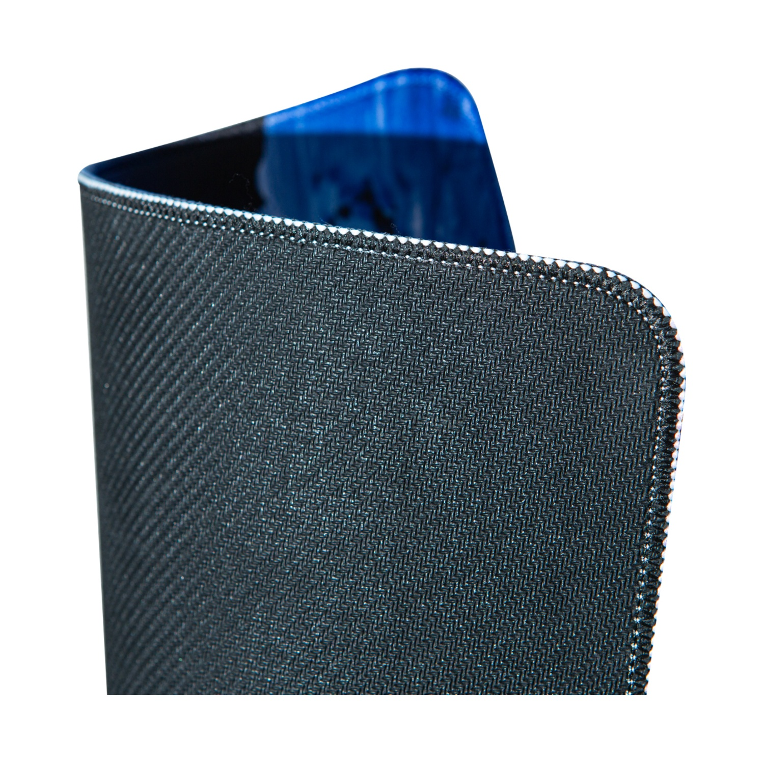 Un tappetino per mouse nero arrotolato con un design blu in alto. Il tappetino ha una superficie strutturata e bordi cuciti.
