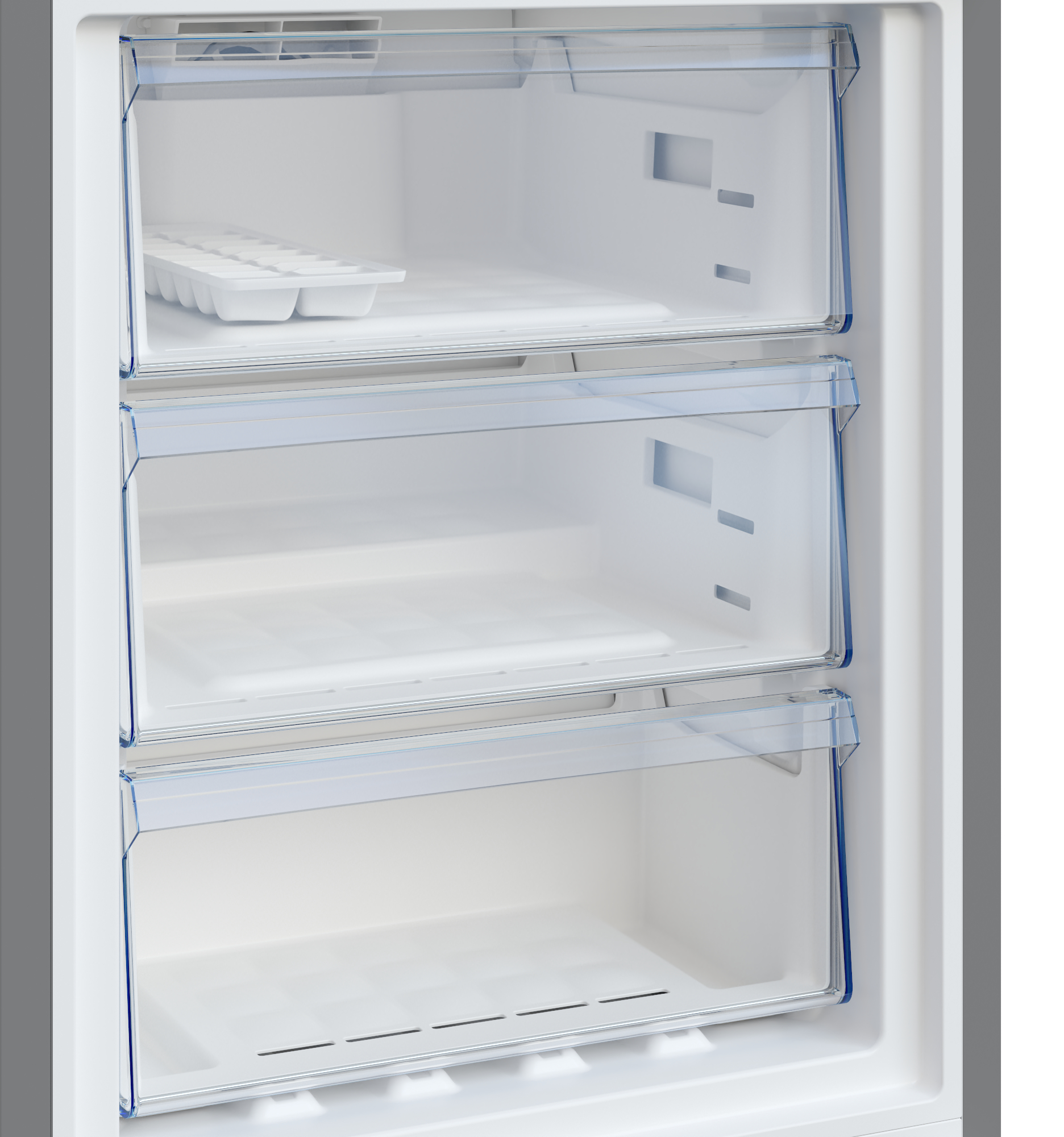 In einem weißen Gefrierschrank mit drei transparenten Schubladen. In der oberen Schublade befindet sich eine Eiswürfelschale.