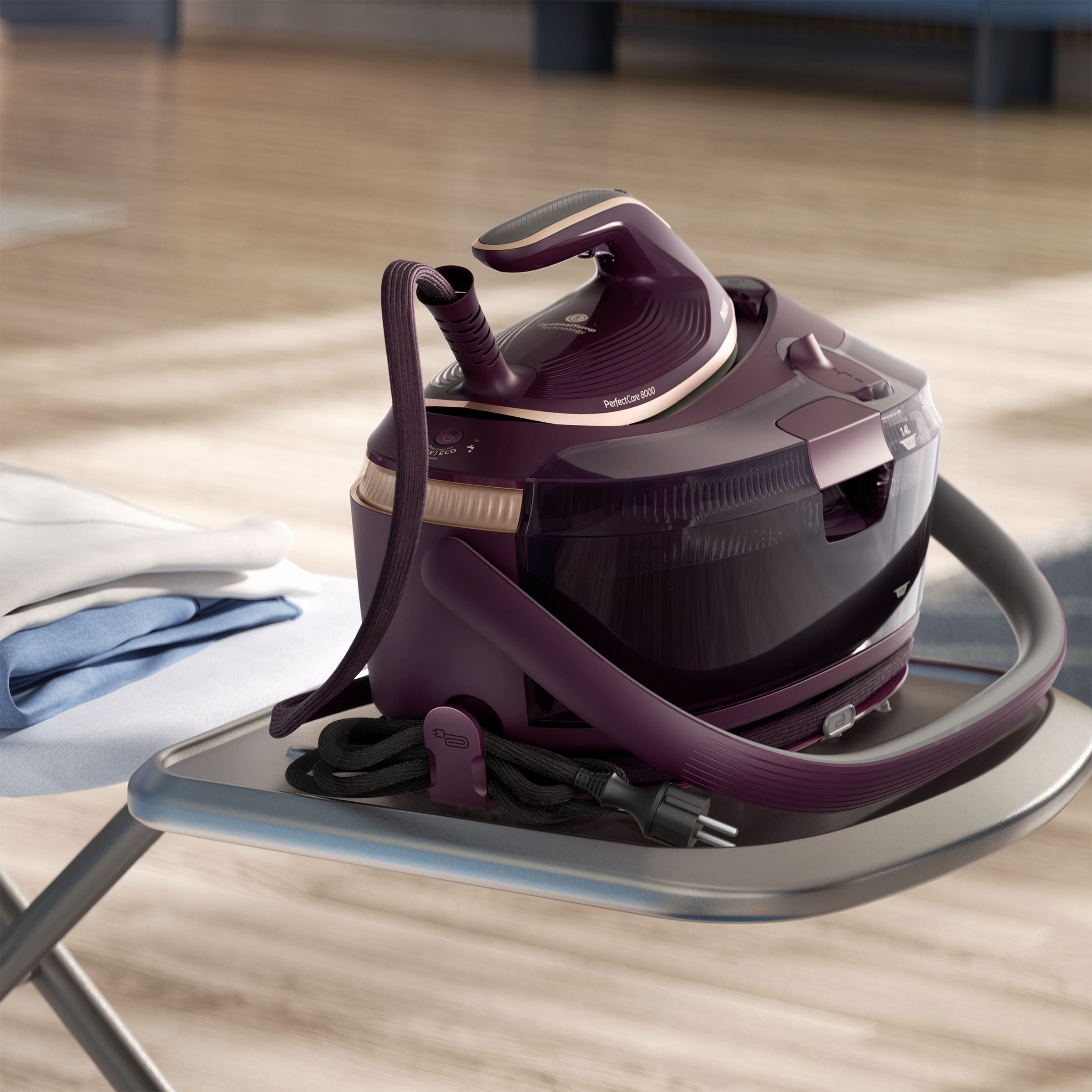 Fioletowo-złote żelazko parowe PerfectCare 8000 stoi na desce do prasowania. W pobliżu złożone ubrania. Tło jest rozmyte.