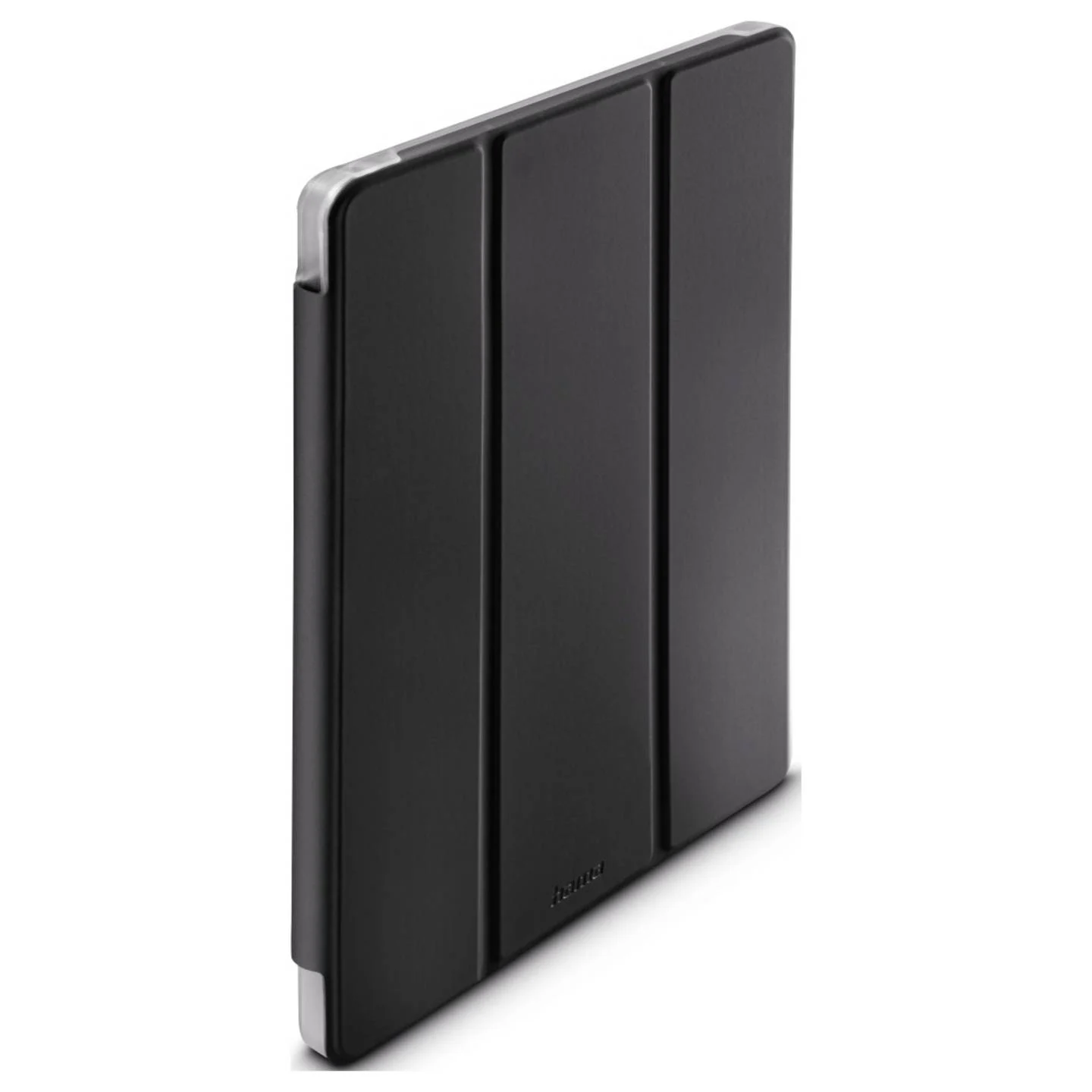 Eine schwarze Tablet-Hülle mit silbernen Kanten ist leicht angewinkelt. Die Hülle hat drei faltbare Paneele und einen Markennamen unten.