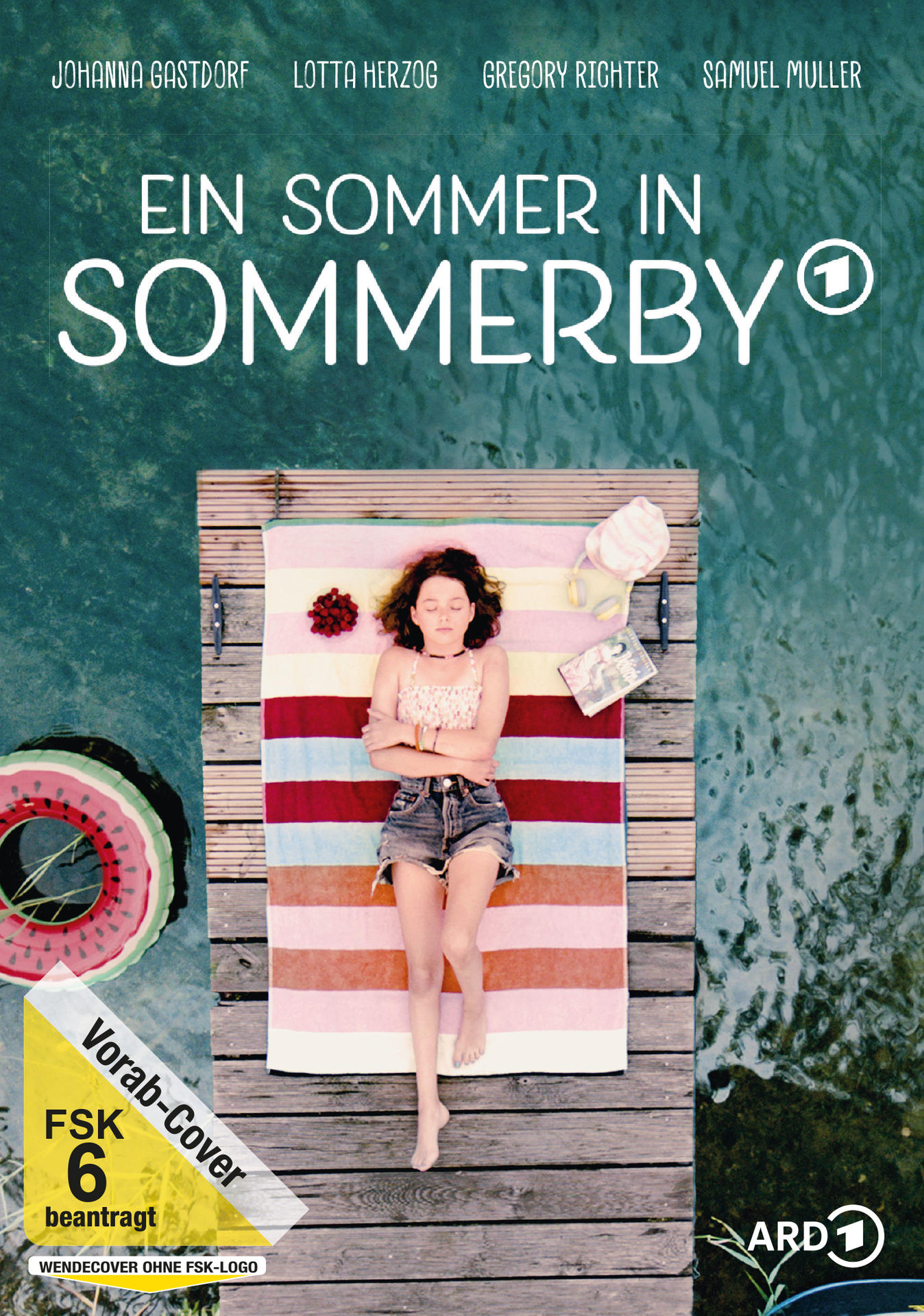 Eine Frau liegt auf einem Handtuch auf einem Steg. Beeren, Hut, Buch und ein Schwimmer liegen daneben. Das Wasser ist grün.