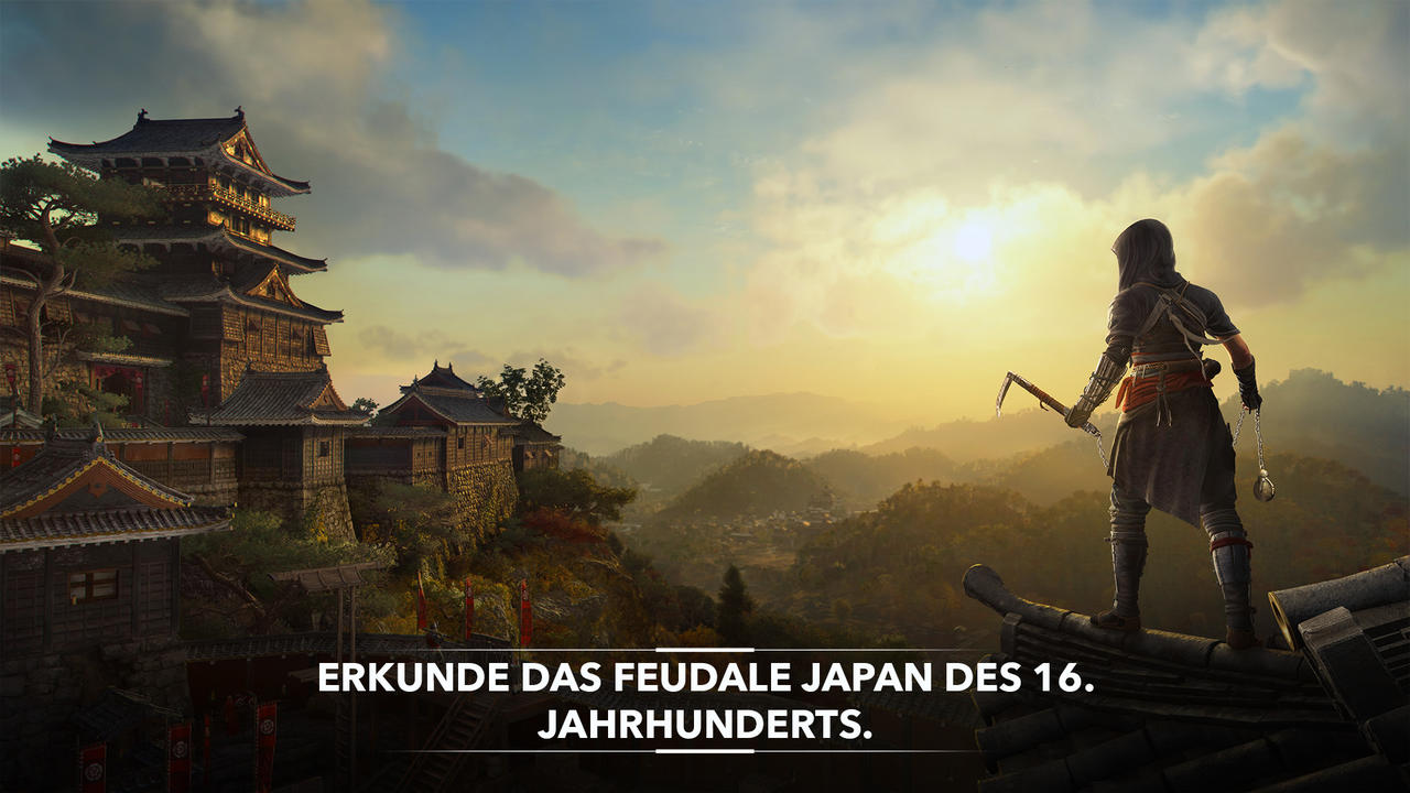 Eine Figur in Schwarz steht auf einem Dach und hält Waffen. Sie blickt auf ein japanisches Schloss und Berge bei Sonnenuntergang.