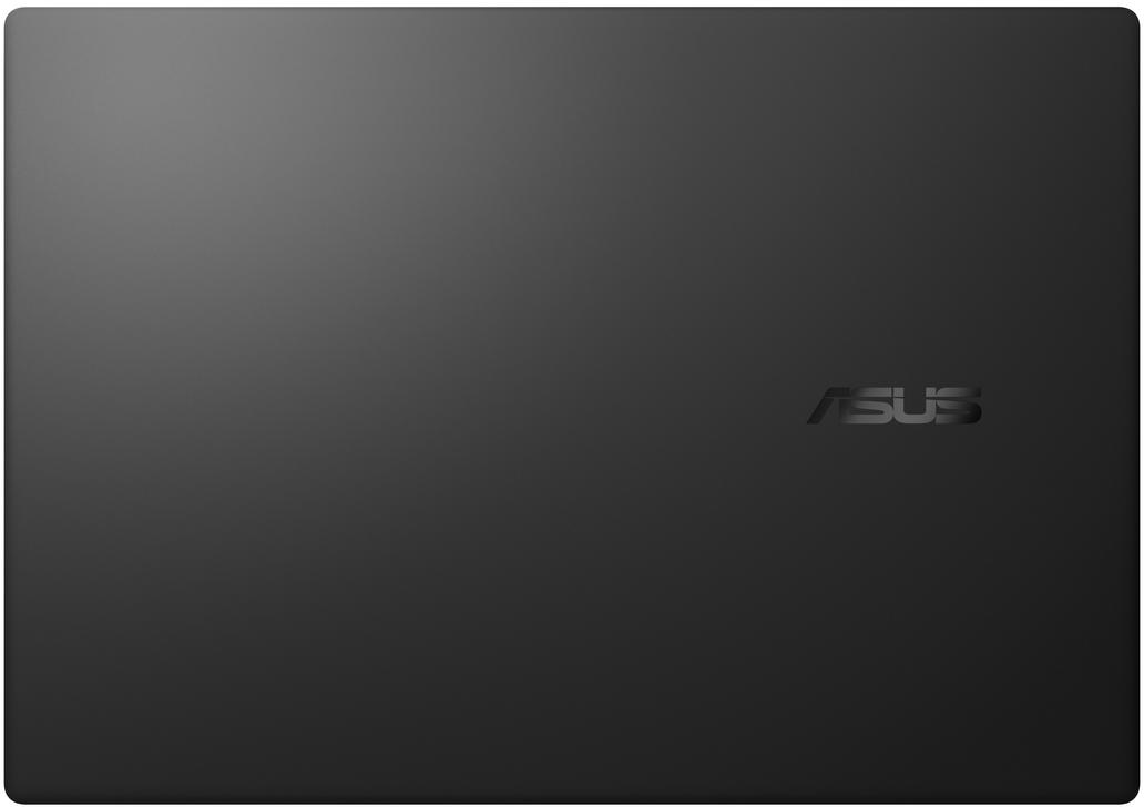 Egy fekete laptop az ASUS logóval a jobb alsó sarokban. A felület sima és tükrözi a fényt.