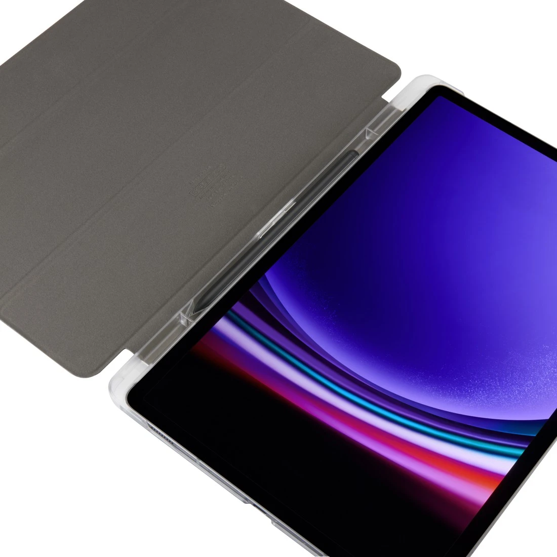 Tablet mit grauem Cover, Stift befestigt. Der Bildschirm zeigt einen bunten Farbverlauf. Weißer Hintergrund.