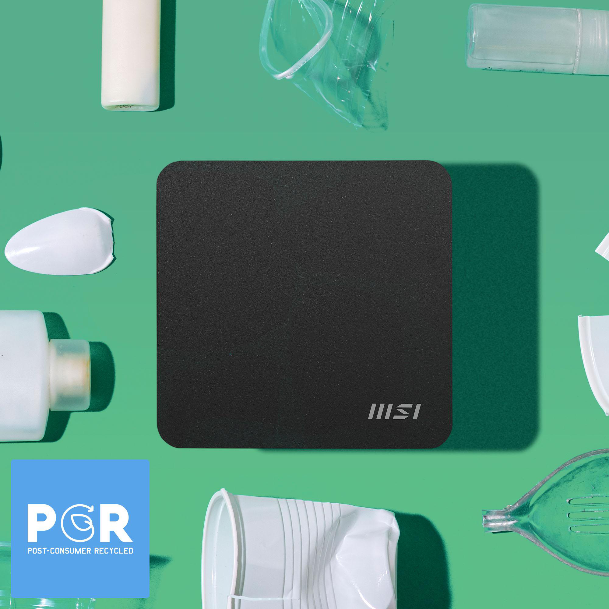 Ein schwarzes Quadrat mit dem MSI-Logo, umgeben von verstreutem Plastikmüll und Flaschen auf grünem Hintergrund.