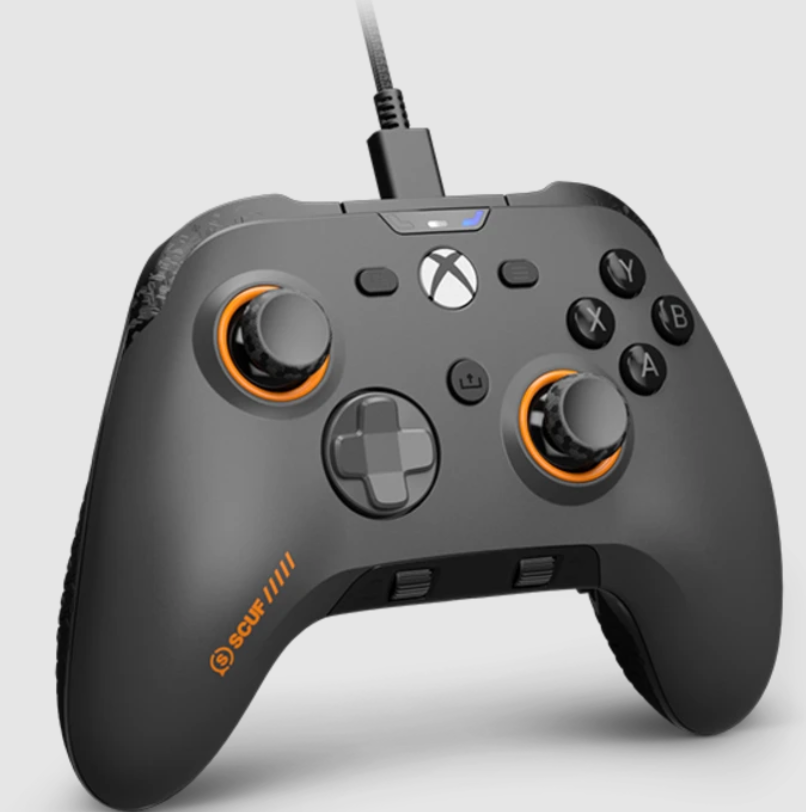 Ein schwarzer Xbox-Controller mit orangefarbenen Akzenten. Er hat ein Kabel. Tasten sind A, B, X, Y und ein Richtungspad.