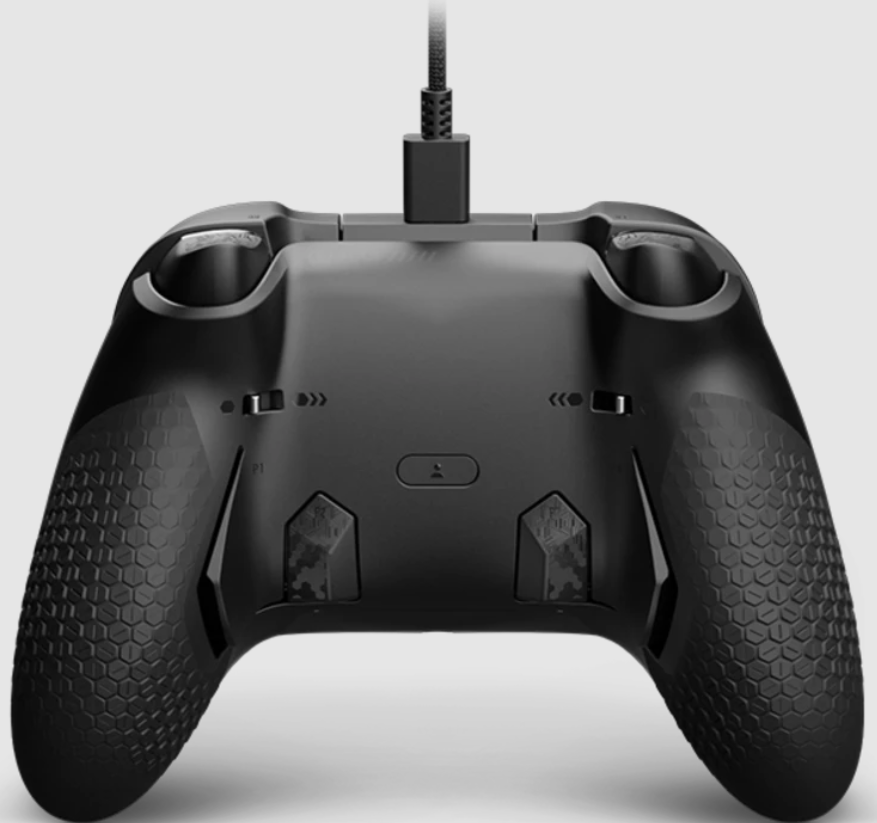 Schwarzer Gamecontroller, von hinten gesehen. Er hat strukturierte Griffe, Knöpfe und ein Ladekabel oben eingesteckt.