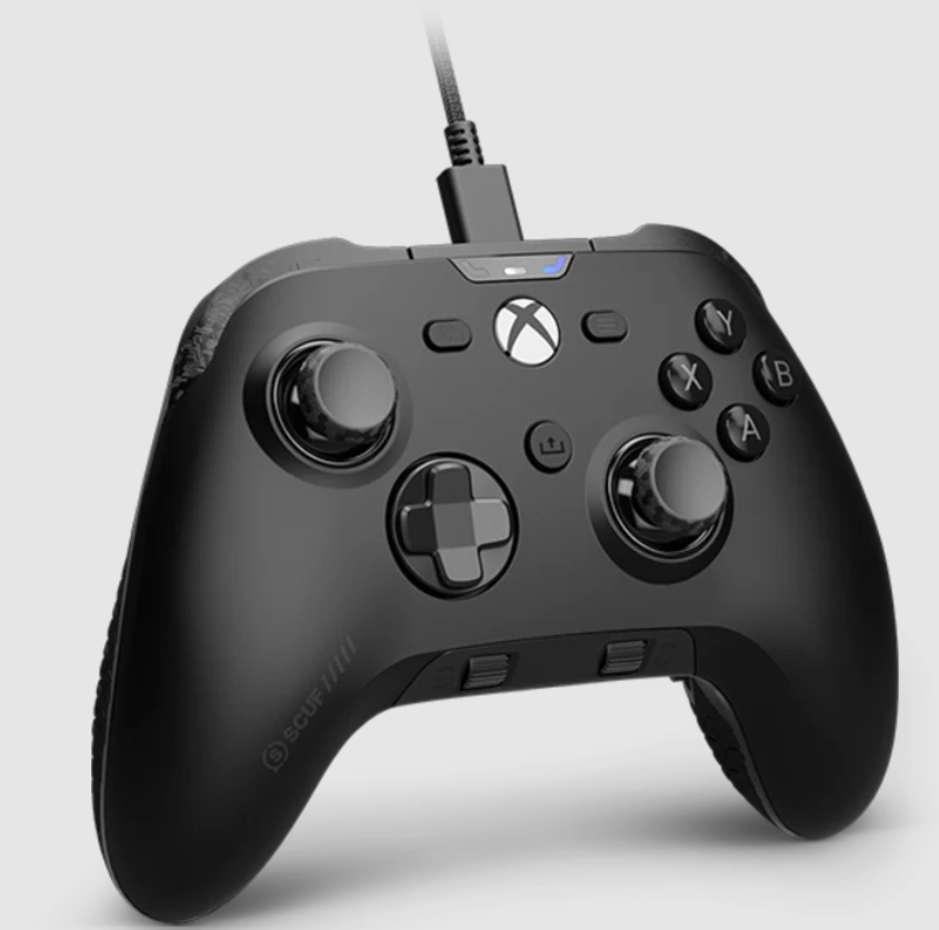 Schwarzer Xbox-Controller mit Knöpfen, Joysticks und einem Ladekabel. Der Hintergrund ist ein schlichtes hellgrau.