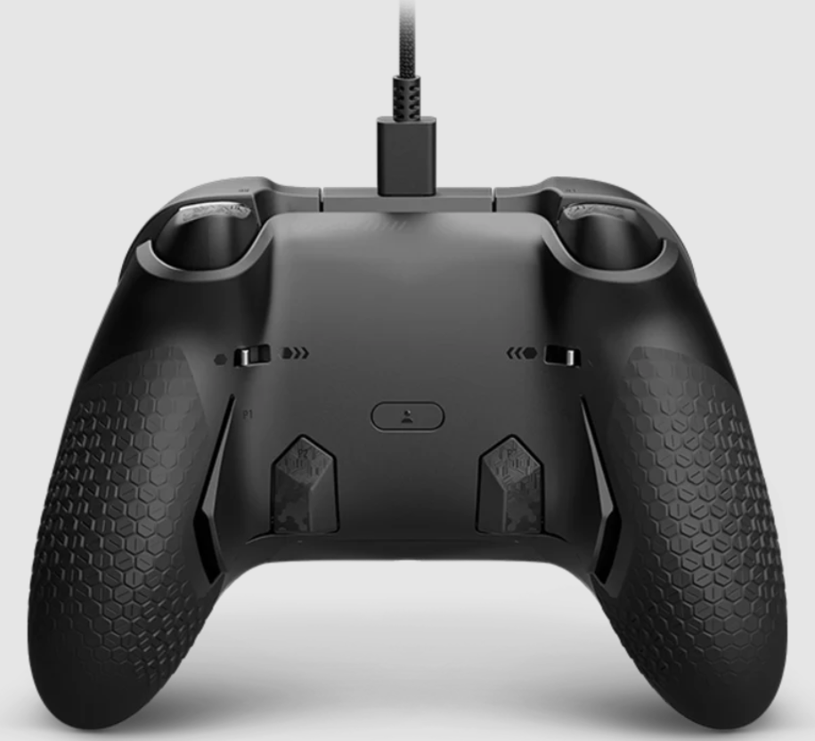 Ein schwarzer Gamecontroller von hinten betrachtet. Er hat strukturierte Griffe, zwei Analogsticks, Knöpfe und ist mit einem Kabel verbunden.