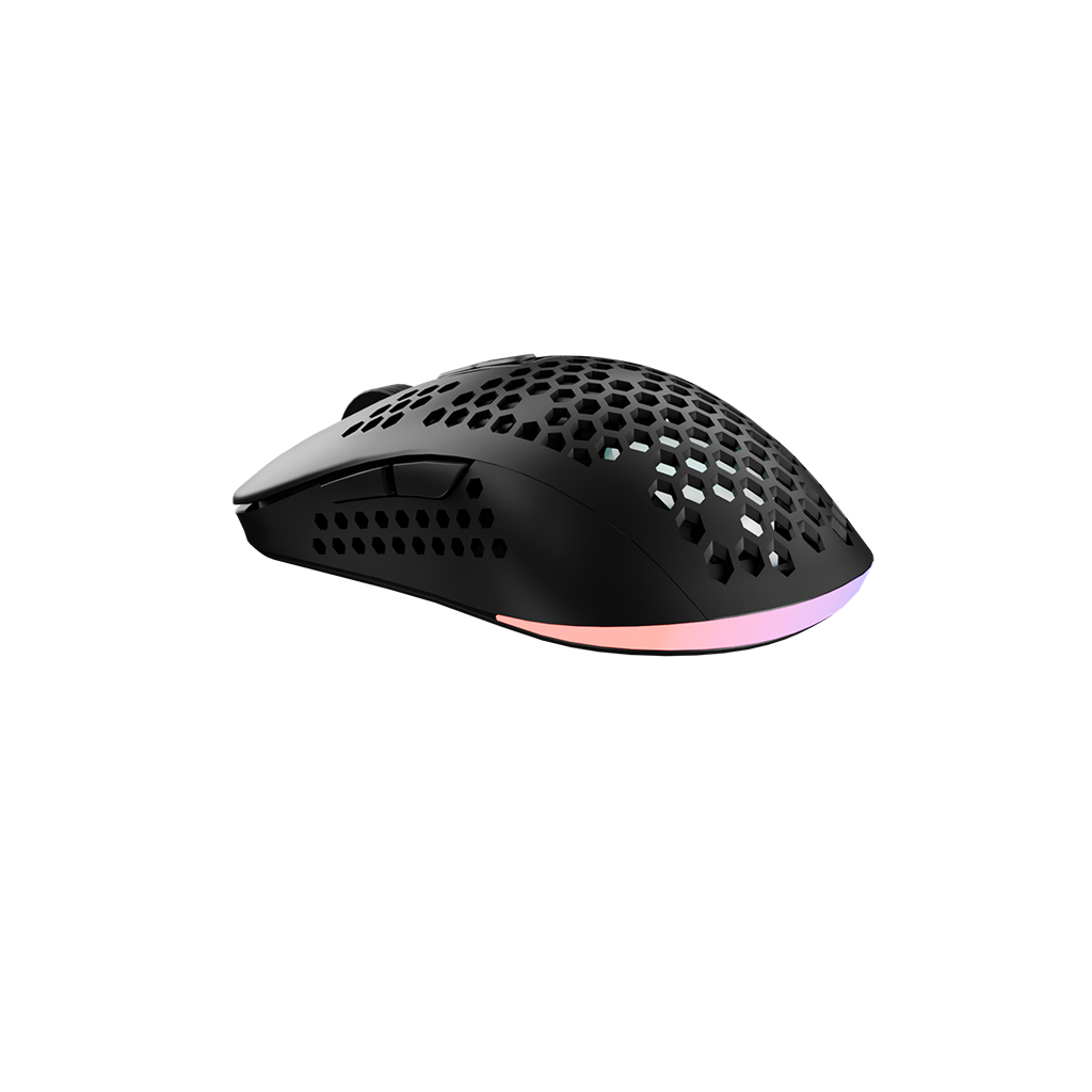 Fekete gaming egér méhsejtmintával, látható gombokkal és színesen világító alappal, fehér háttérrel.