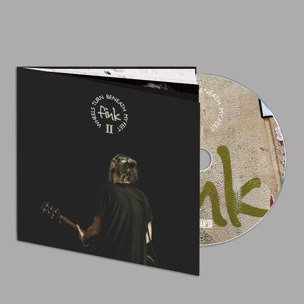 CD-Albumcover mit einem Gitarristen. Die CD zeigt grünen Text. Albumtitel: Fink Beneath My Feet II. Schwarzes Case mit einem Mann, der Gitarre spielt.