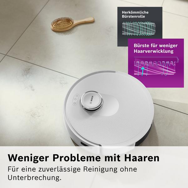Ein weißer Roboter-Staubsauger, eine Haarbürste und Diagramme, die Bürstendesigns auf einem gefliesten Boden vergleichen.