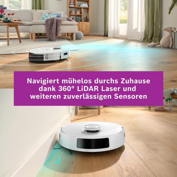 Ein weißer Roboter-Staubsauger auf Holzboden, der den Raum mit blauen Linien scannt. Im Hintergrund befinden sich ein Sofa und Möbel.