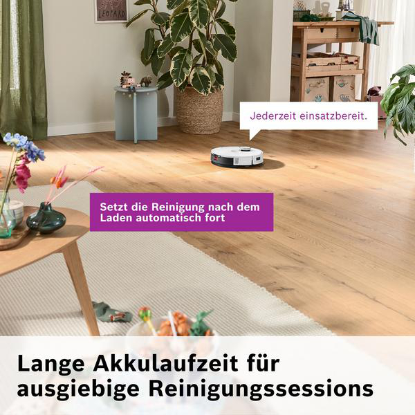 Ein Roboter-Staubsauger auf Holzboden. Eine Pflanze, ein Tisch mit Blumen und Textblasen sind in der Szene.