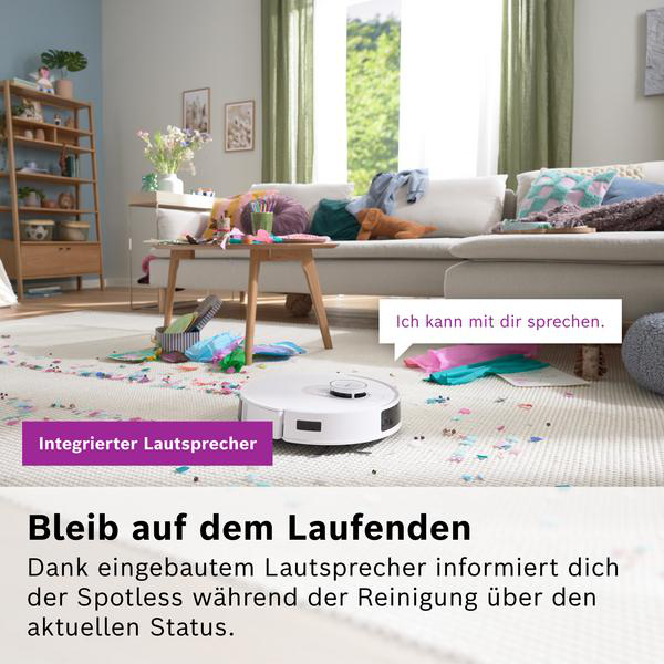 Ein weißer Roboter-Staubsauger auf einem unordentlichen Teppich. Im Hintergrund sind ein Sofa, ein Tisch und ein Regal zu sehen. Text: Ich kann mit dir sprechen.