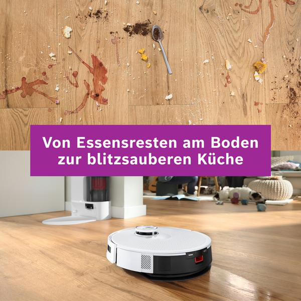 Holzboden mit Essensflecken. Ein Roboter-Staubsauger reinigt den Boden. Im Hintergrund befindet sich eine Ladestation.