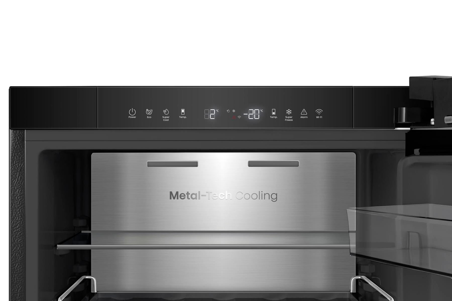 Kühlschrankinnenraum mit Digitalanzeige der Temperaturen. Es hat eine Metallplatte mit 'Metal-Tech Cooling'.