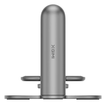 Srebrne urządzenie XGIMI, pionowe z zaokrąglonym wierzchołkiem. Ma podstawę z dwoma ramionami i nazwą marki.