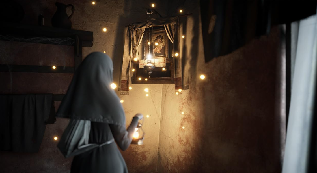Eine Nonne mit weißem Habit hält eine Laterne und blickt auf eine beleuchtete Ikone. Warmes Licht erhellt die Szene mit goldenen Kugeln.