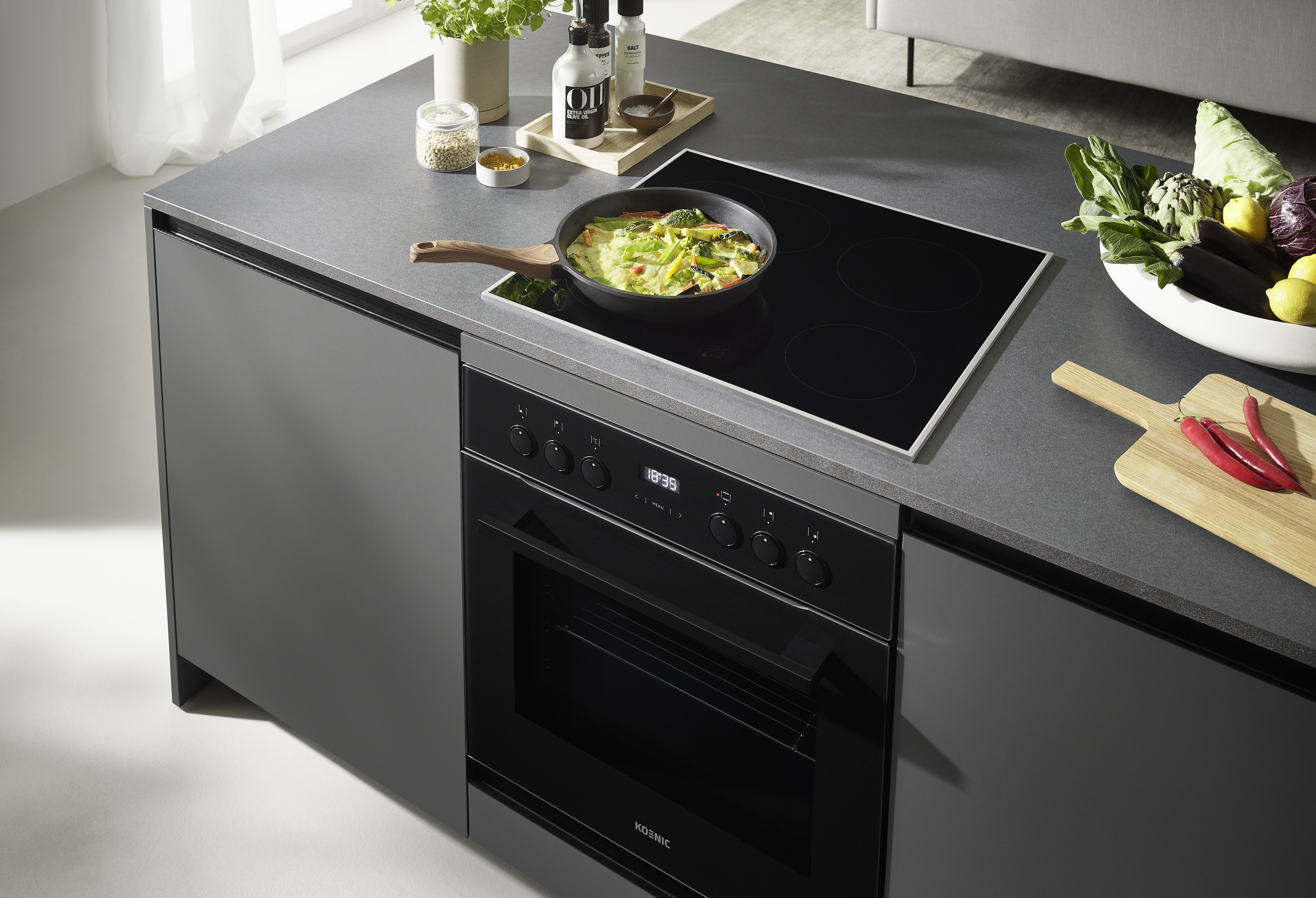 Küchenszene mit Herd, Backofen und Gemüse. Auf dem Herd steht eine Pfanne mit Essen. Gemüse und Gewürze dekorieren die Theke.