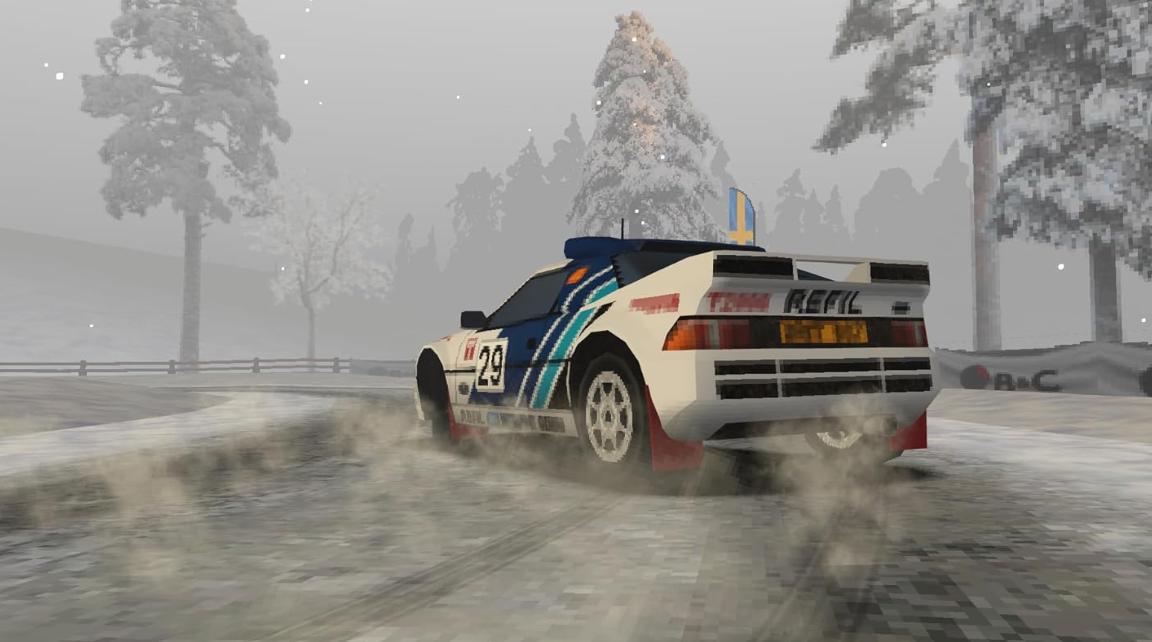 Ein weißes Rallyeauto mit blauen und türkisfarbenen Akzenten fährt auf einer schneebedeckten Straße, Bäume im nebligen Hintergrund. Nummer 29 auf dem Auto.
