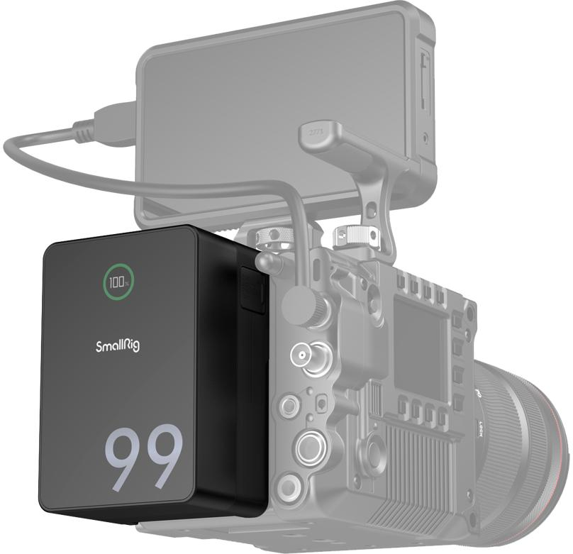 Ein schwarzes SmallRig-Akkupack an einer Kamera befestigt. Die Batterie zeigt 99 % Ladung an. Ein Monitor ist über der Kamera montiert.