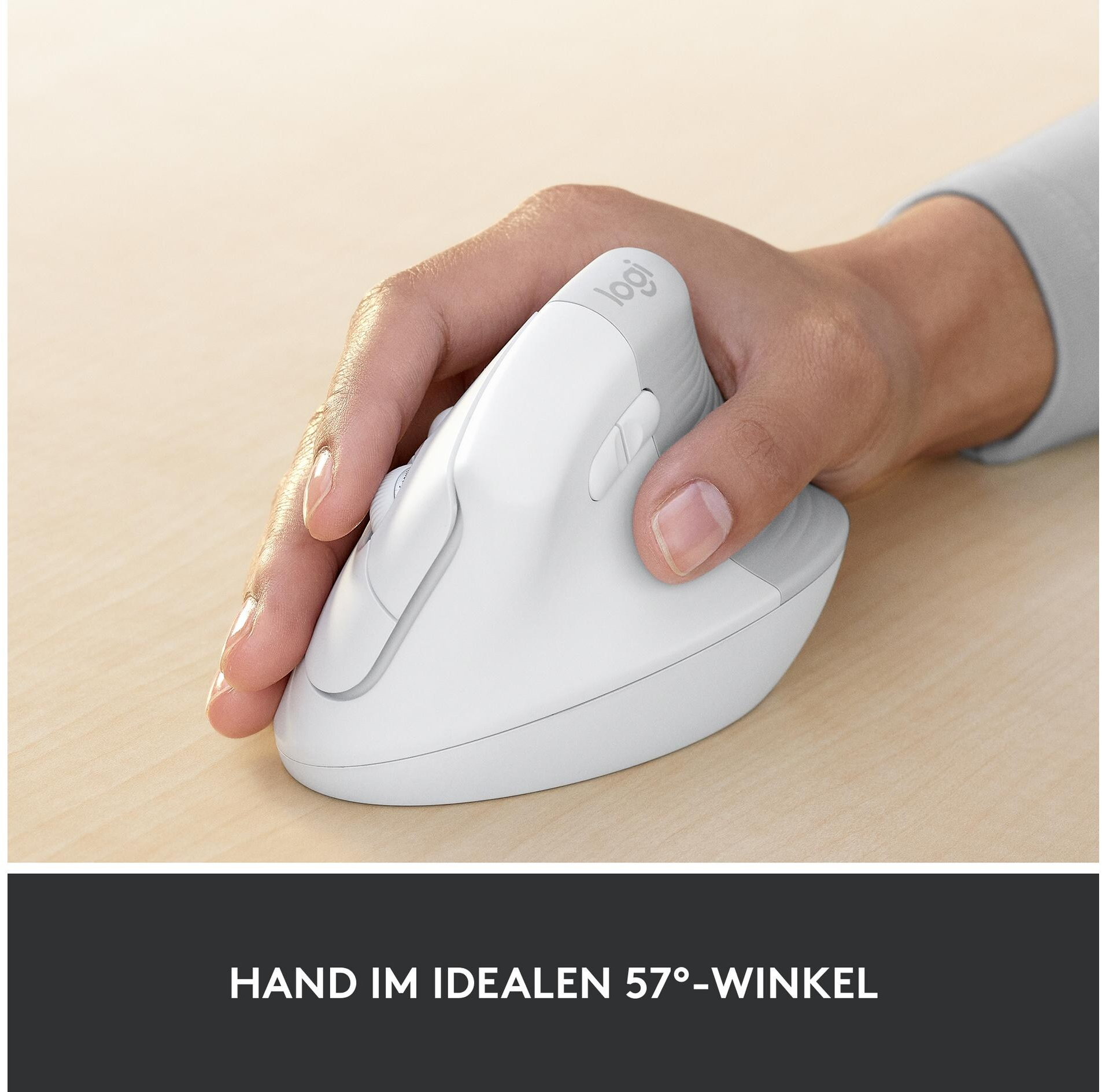 Une main tient une souris Logitech blanche sur une surface en bois. Texte en bas : HAND IM IDEALEN 57°-WINKEL.