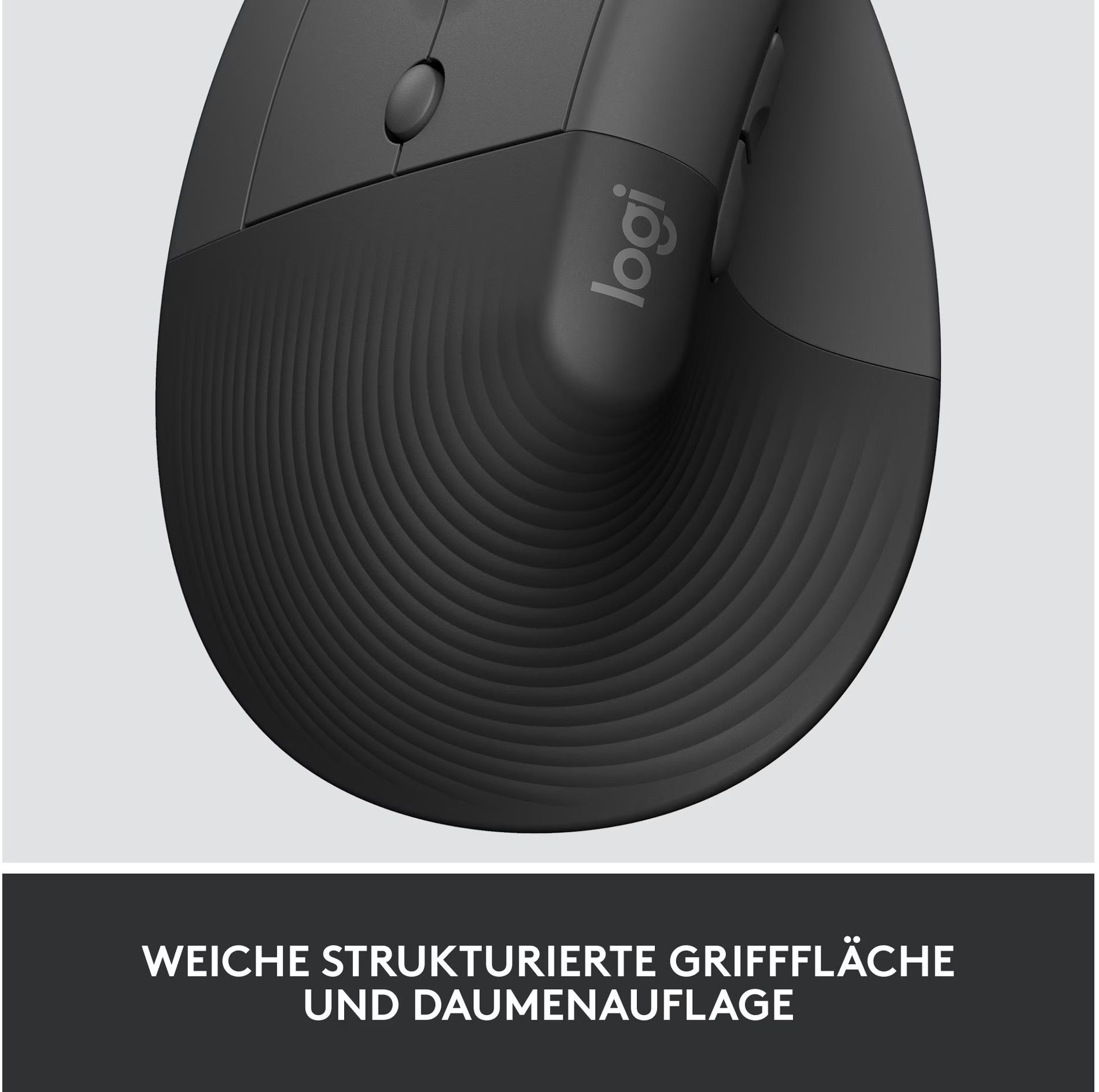 Gros plan sur une souris ergonomique noire avec une prise texturée et le logo Logi. Boutons visibles. Le fond est gris clair.