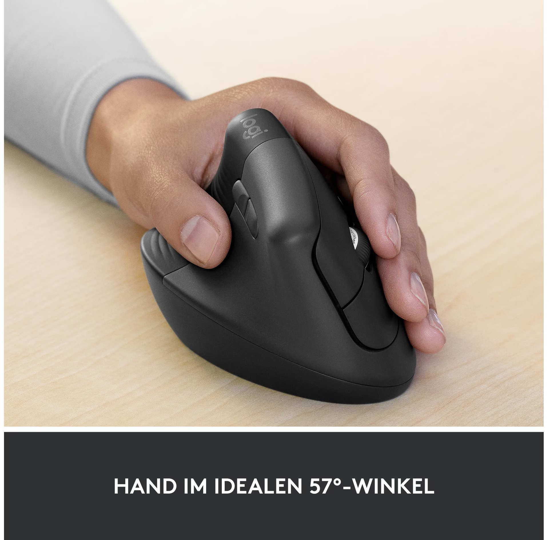 Une main tient une souris ergonomique noire sur une surface en bois clair. La souris est inclinée. Texte : 'Hand im idealen 57°-Winkel'.