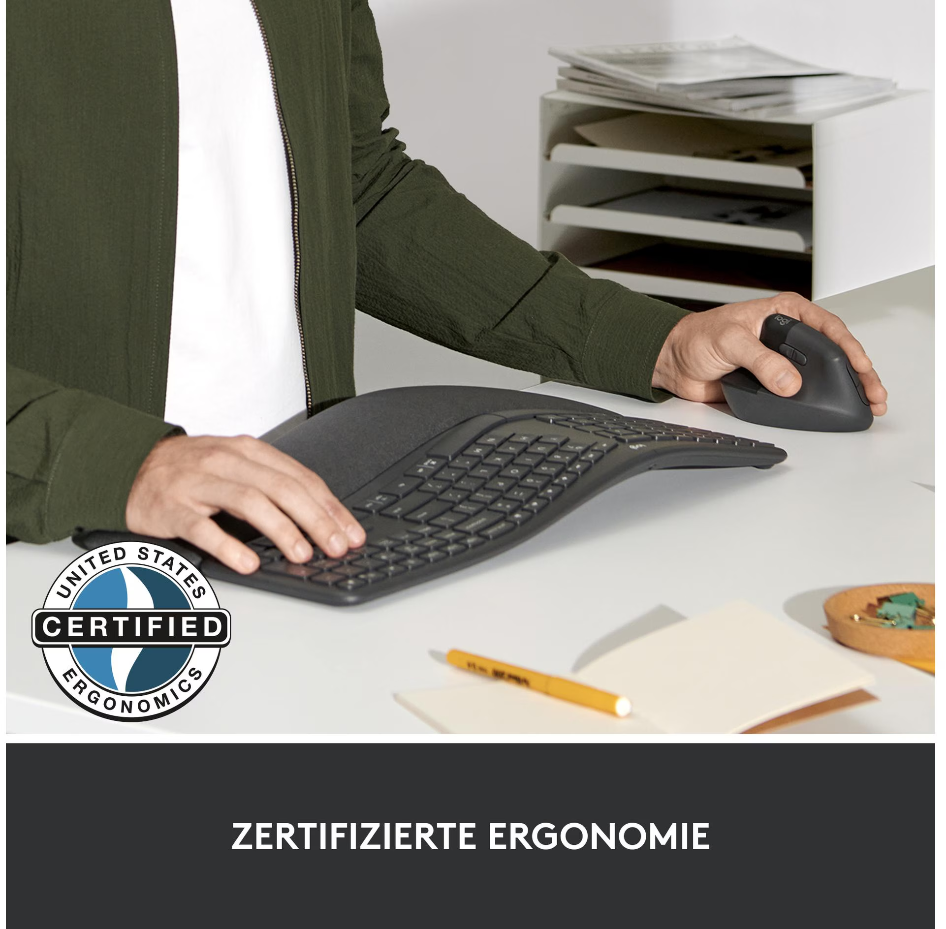 Personne utilise un clavier et une souris incurvés. Bureau blanc avec bloc-notes et stylo. Fond blanc.
