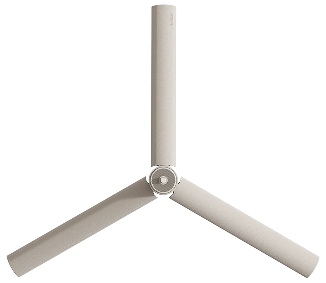 Beżowy wentylator sufitowy z trzema łopatkami. Łopatki promieniują z centralnej piasty. Tło jest białe.