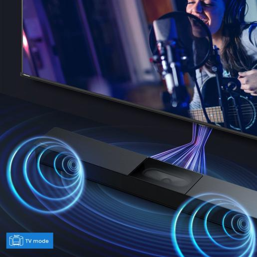Egy nő énekel mikrofonnal. Egy gitár és egy soundbar van a jelenetben. A hanghullámok a soundbarból áradnak, és egy TV van a háttérben.