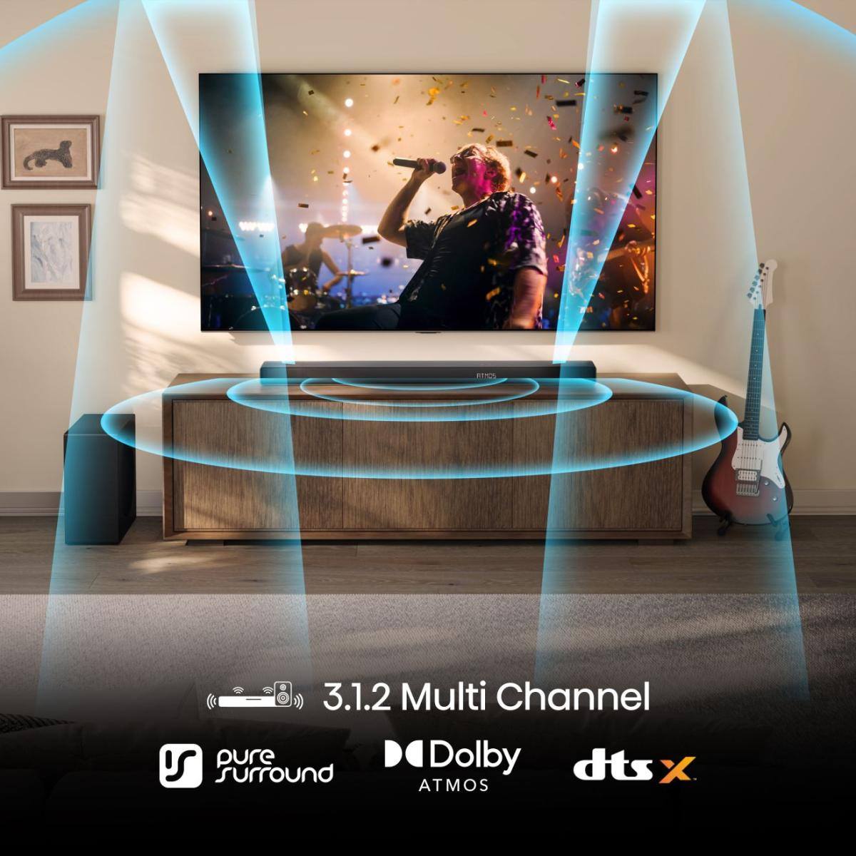 Nappali elrendezés koncertet mutató TV-vel, soundbarral, mélynyomóval és gitárral. Dolby Atmos és DTS:X logókat tartalmaz.