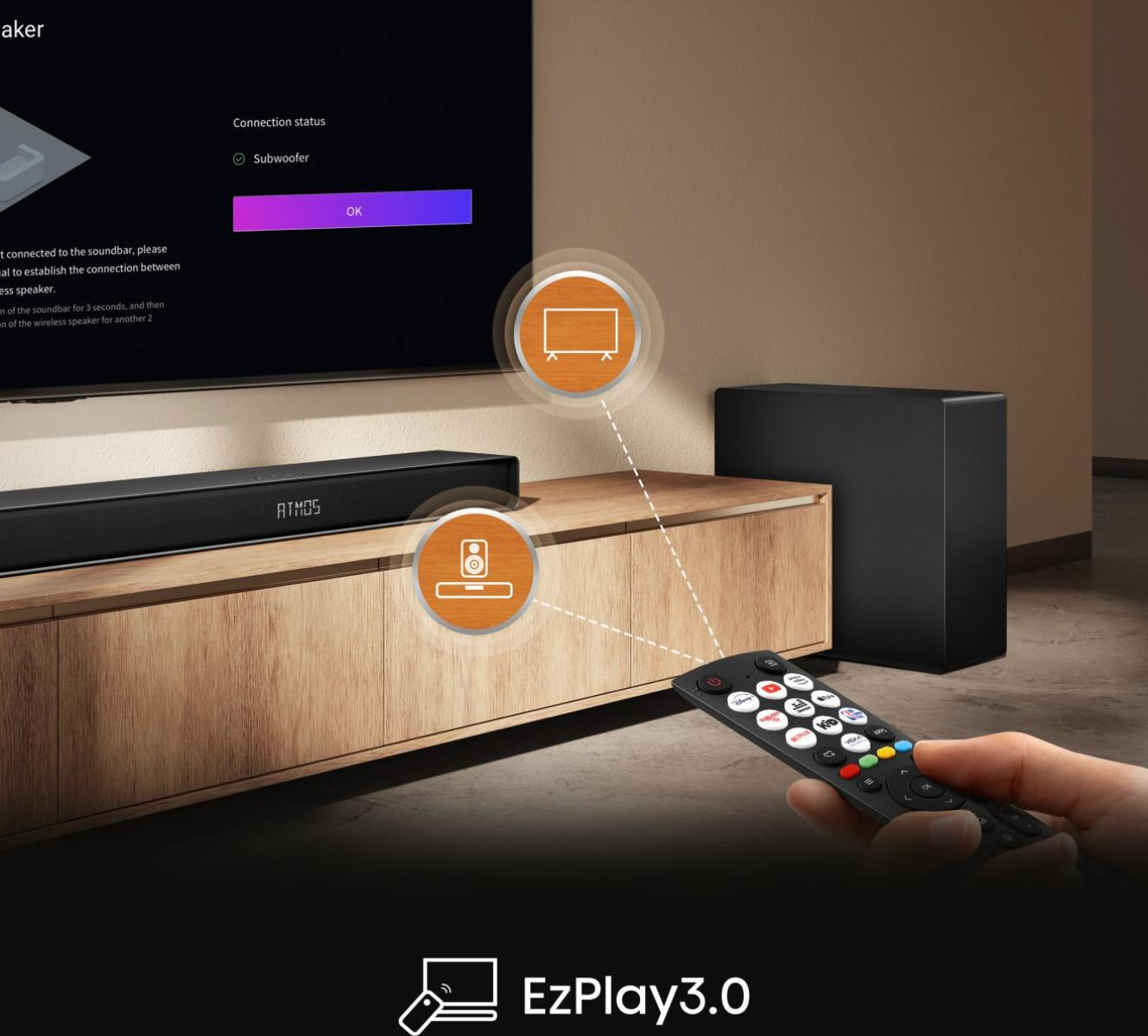 Egy hangrendszer, TV-vel, soundbarral, mélynyomóval és távirányítóval. A képernyőn a 'Subwoofer' csatlakoztatva látható. Egy kéz tartja a távirányítót.
