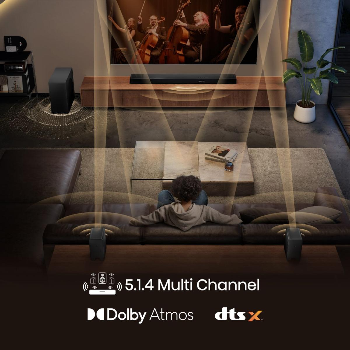 Egy gyerek egy kanapén fekszik, és egy koncertet néz a tévében. Hangszórók és hanghullámok vannak kiemelve. A Dolby Atmos és DTS:X logók láthatók.